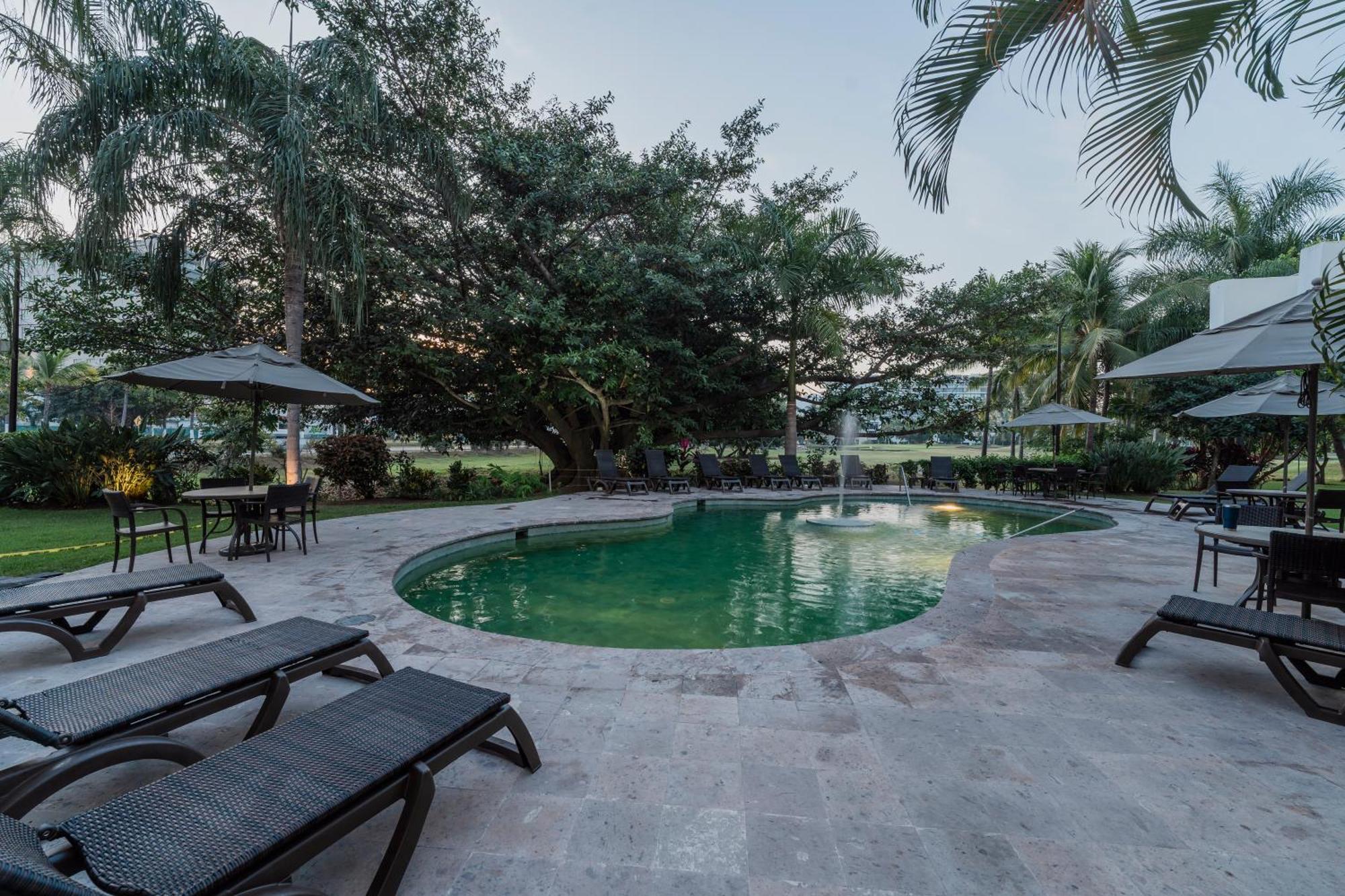 Comfort Inn Puerto Vallarta Golfside & Marina Buitenkant foto