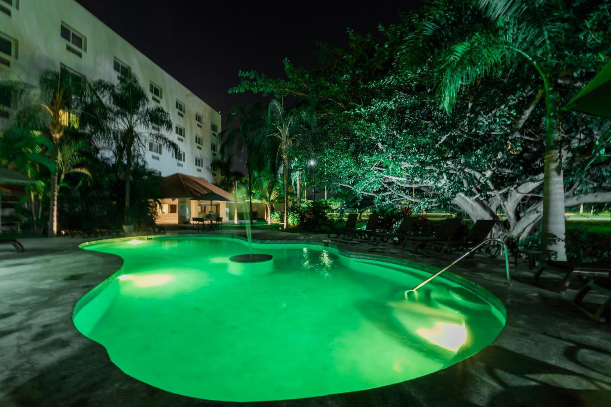 Comfort Inn Puerto Vallarta Golfside & Marina Buitenkant foto