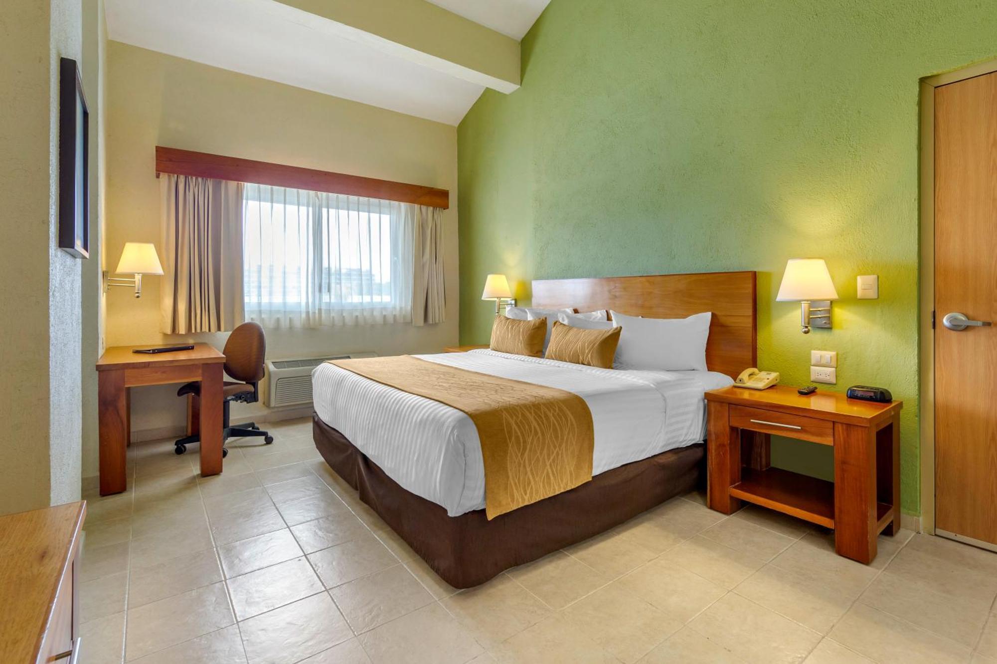 Comfort Inn Puerto Vallarta Golfside & Marina Buitenkant foto