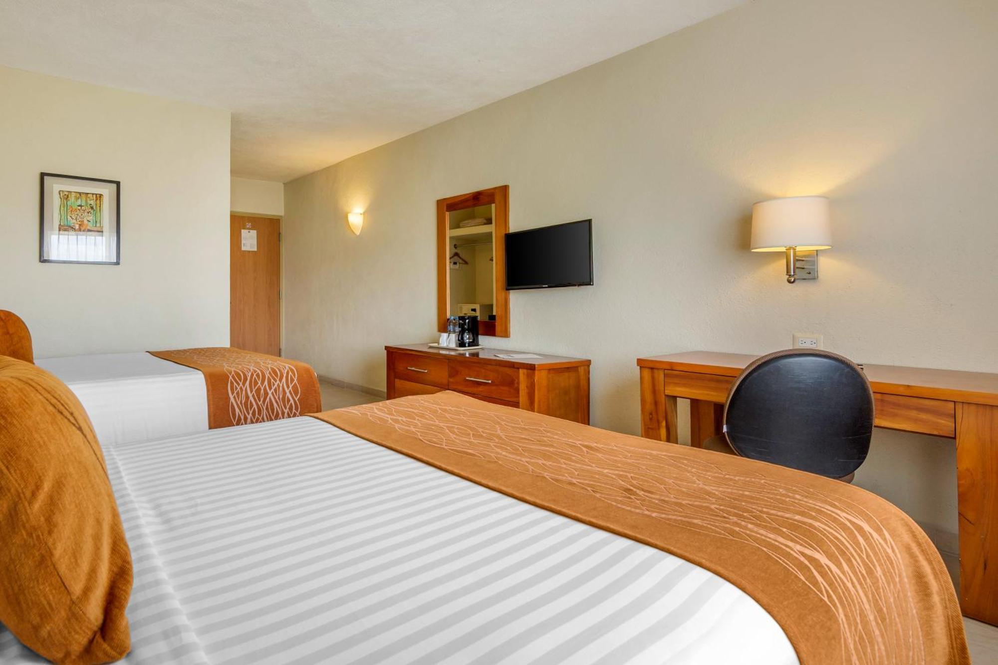 Comfort Inn Puerto Vallarta Golfside & Marina Buitenkant foto